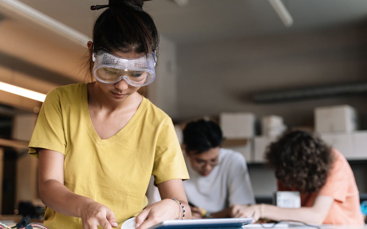El-rol-de-las-instituciones-educativas-en-la-promocion-de-carreras-tecnologicas-entre-las-ninas-en-el-Peru
