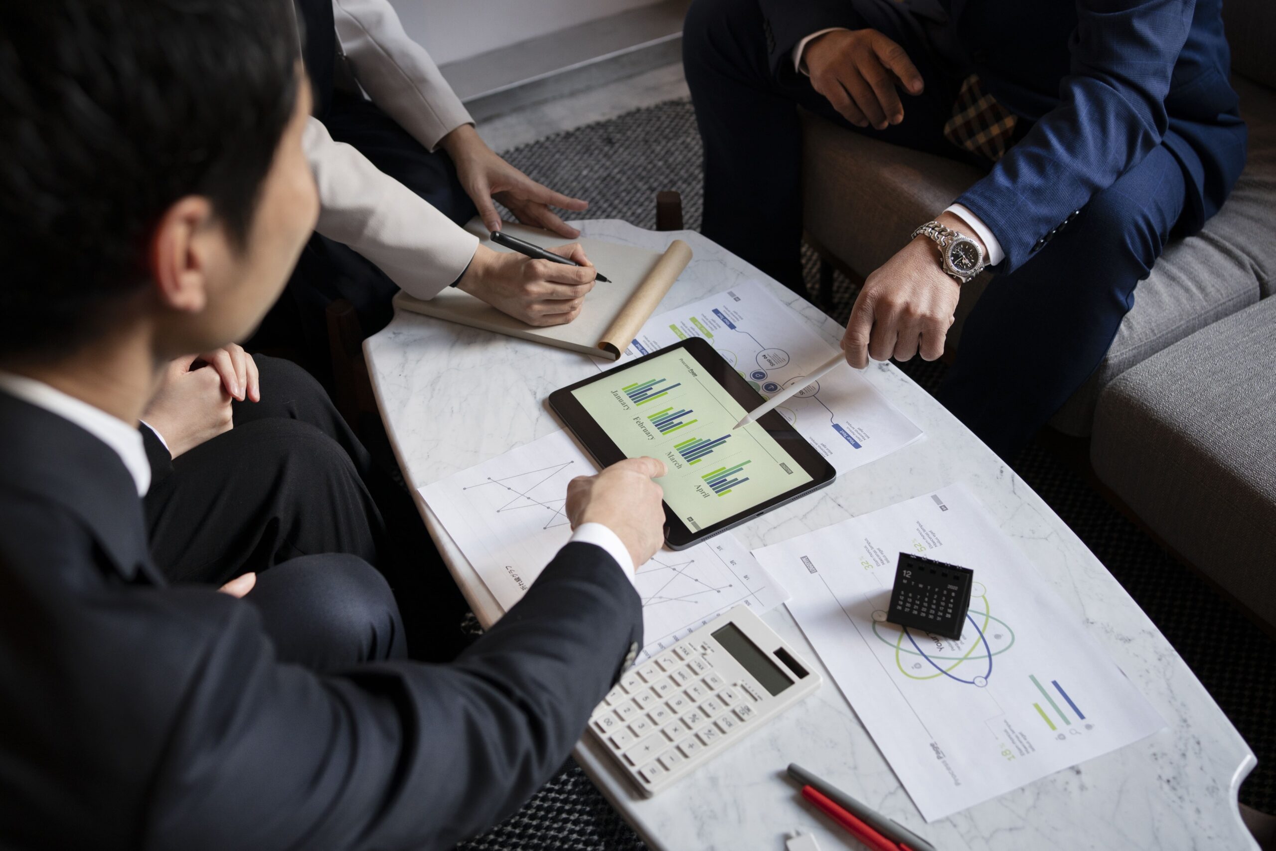 gente-de-negocios-trabajando-con-ipad-de-alto-angulo (1)