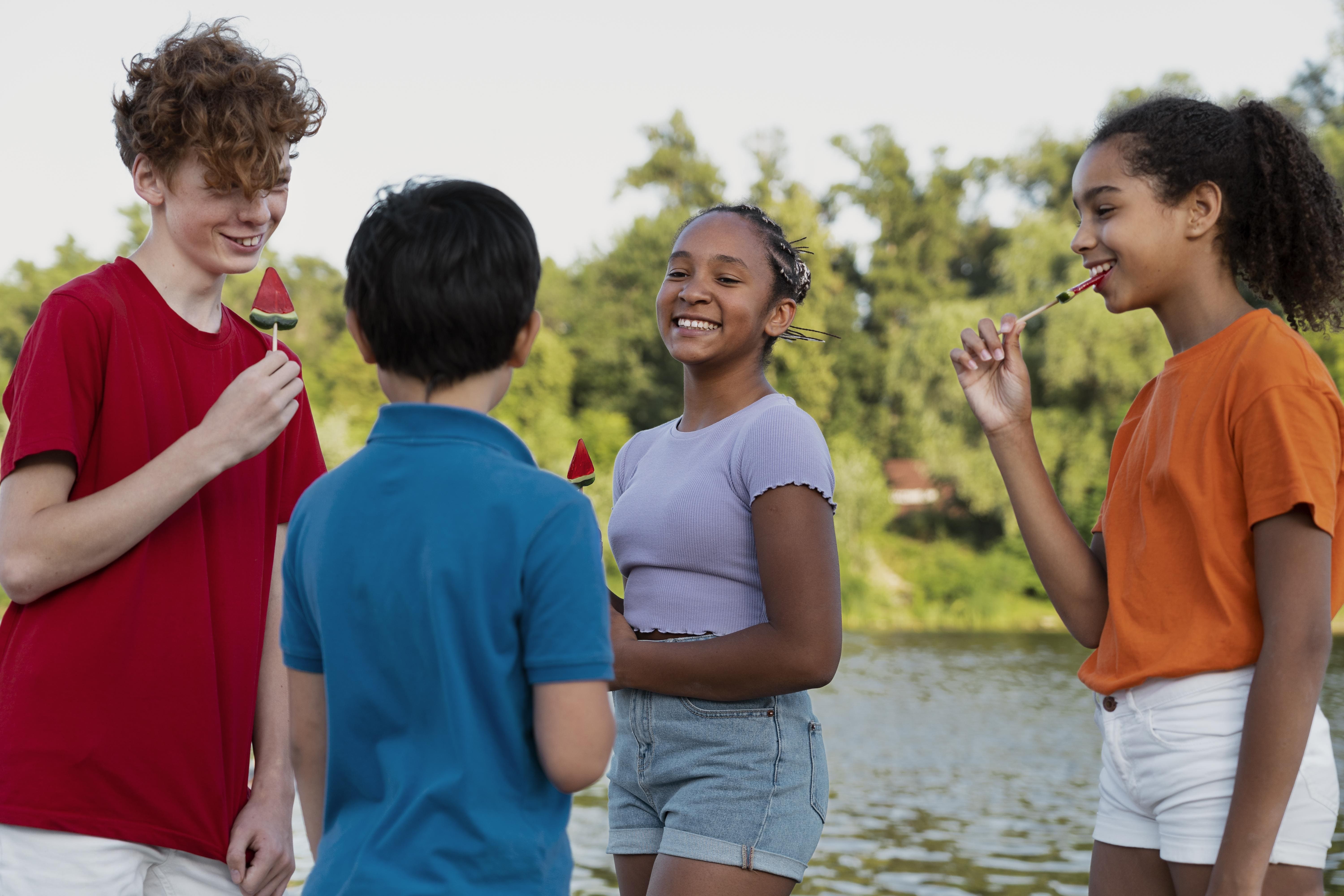 los-adolescentes-pasan-tiempo-juntos-en-el-verano (1)